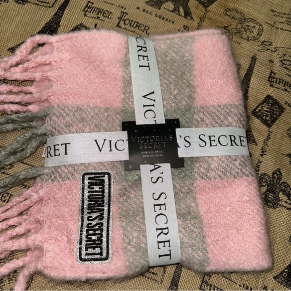 Victoria'S Secret NWT! Grey Pink Plush Plaid Scarf One Size - Picture 3 of 9